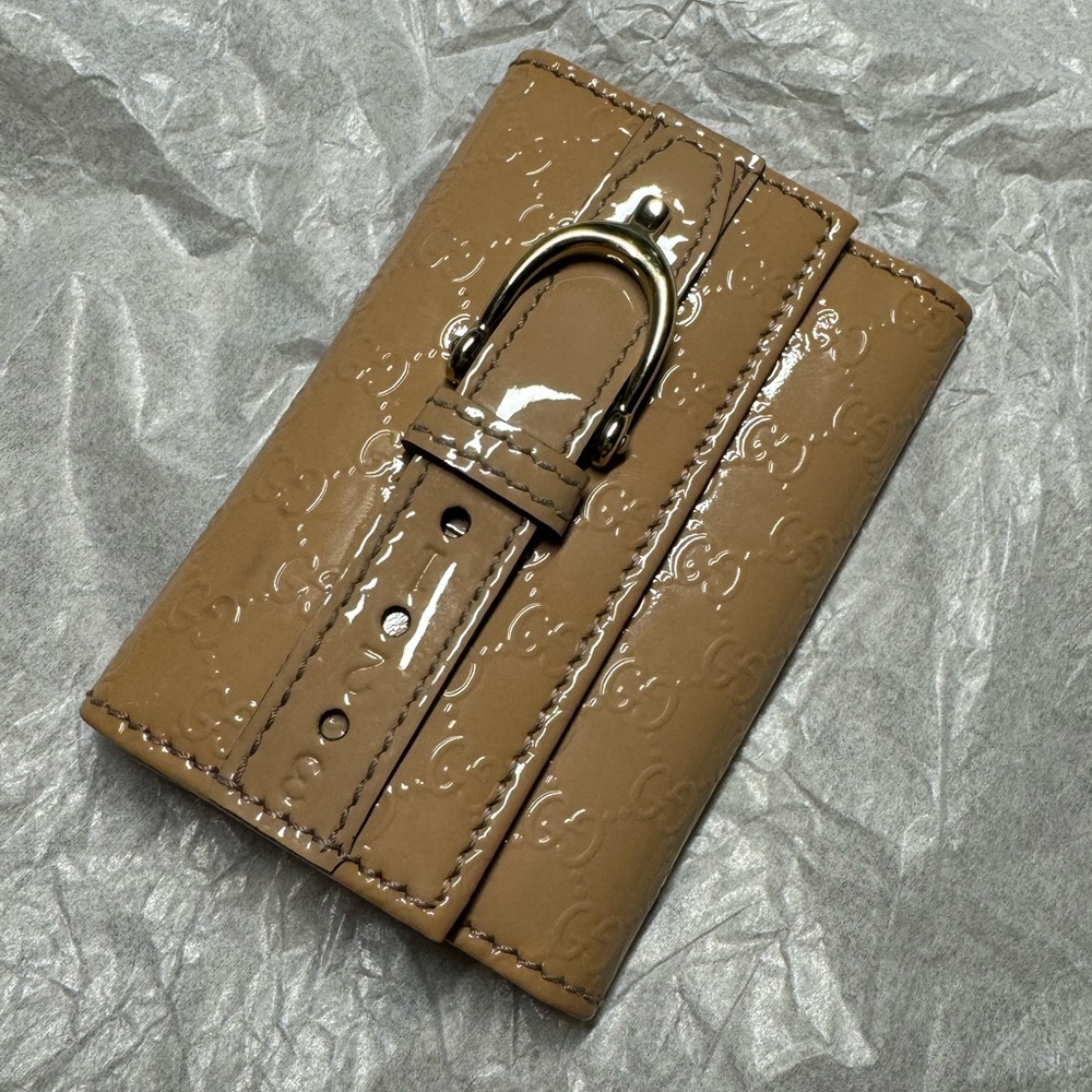 GUCCI Beige Patent Leather Key Case
